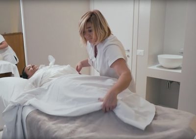 Trattamento con bendaggi drenanti e dimagranti - Riducella